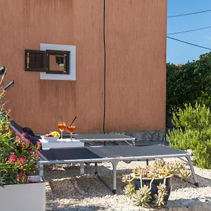 Lina , Vrh (Krk) Croazia
